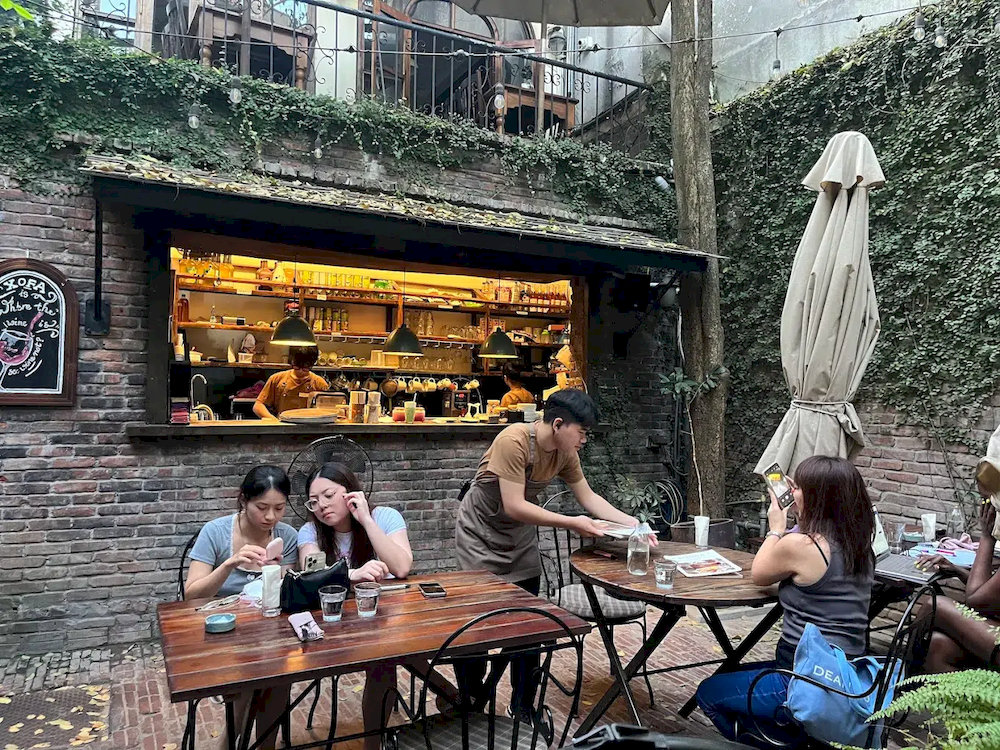 Comfortable sofas and warm lighting welcome you day and night 